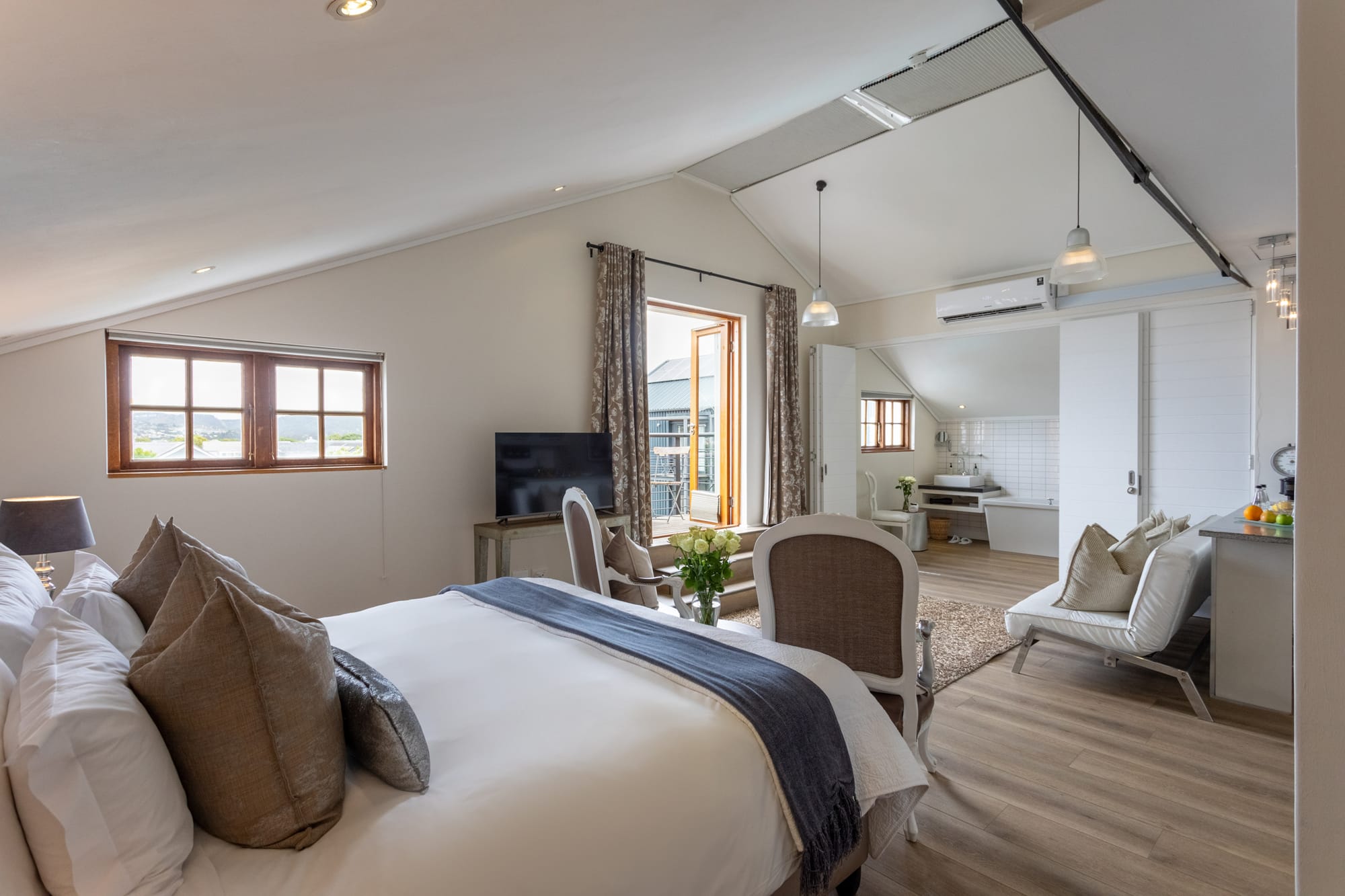 Honeymoon suite details